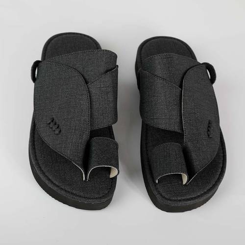 حذاء شرقي أسود