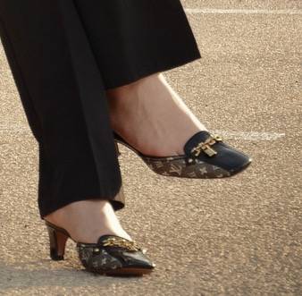 Lv gold padlock black heels (38)