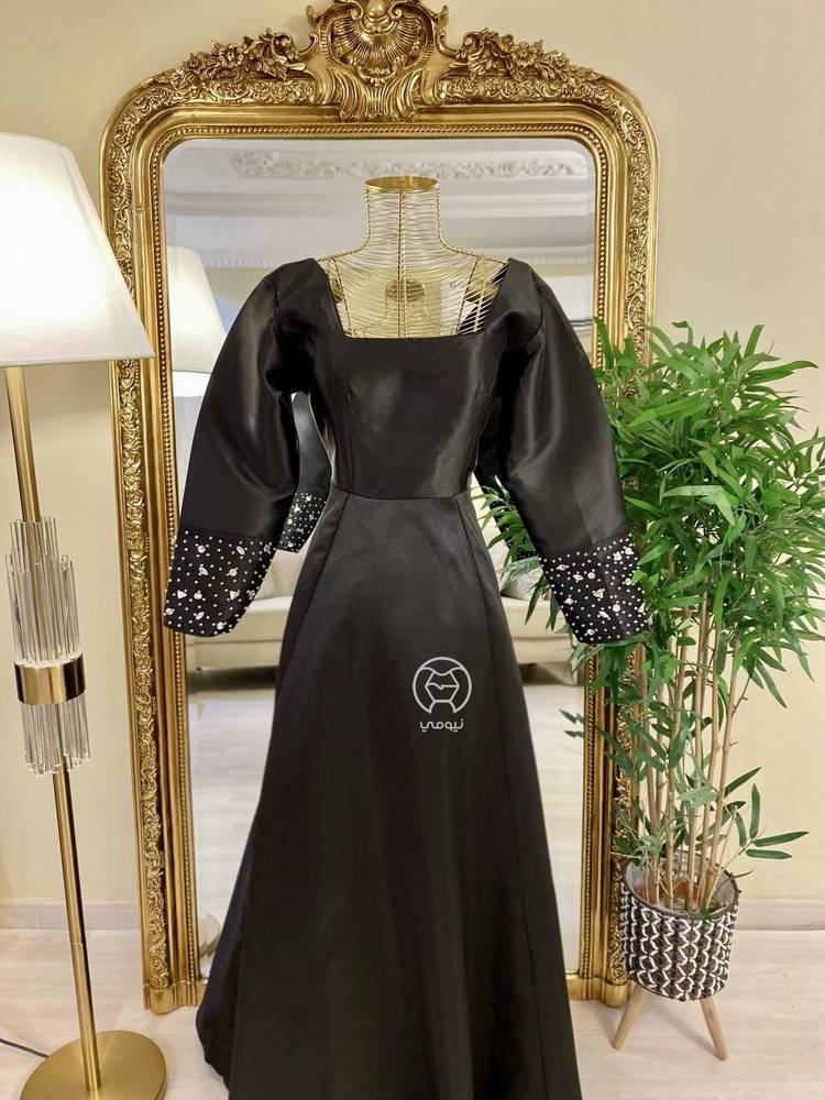فستان اسود باكمام مطرزة