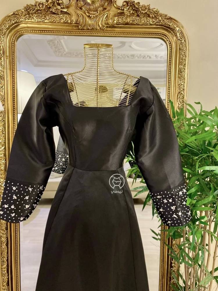 فستان اسود باكمام مطرزة