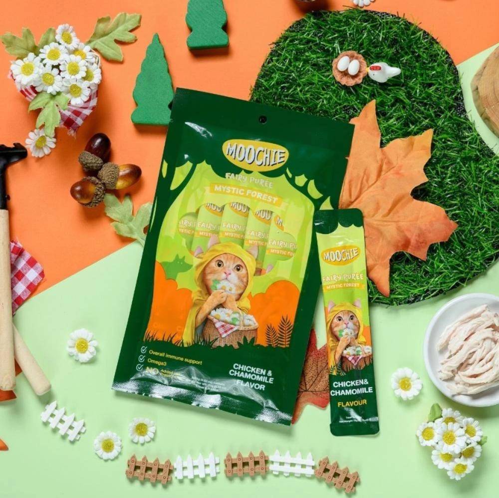 موتشي مكافآت قطط كريمة الدجاج ونكهة البابونج Moochie Fairy Purée - Mystic Forest Chicken & Chamomile Flavor