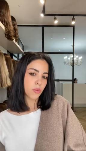١٢ انش لون اسود مائل للبني جذور ومنابت طبيعيه وبيبي هير طبيعي  جذورها اماميه تنفرق معك من الاذن للاذن