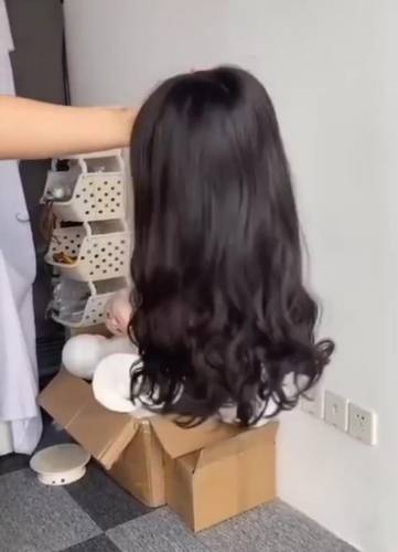 باروكة شعر طبيعي طول ١٤ انش ويفي لون اسود طبيعي فروه دانتيل كثافه طبيعيه مقاس ميديم جذور أماميه