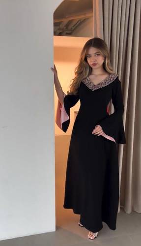 فستان اسود باربي مع تطريز راقي 