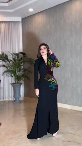 فستان اسود كريب مع تطريز كمبيوتر ملون 