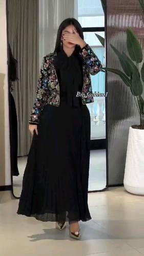 فستان اسود جورجيت مع جاكت مورد 