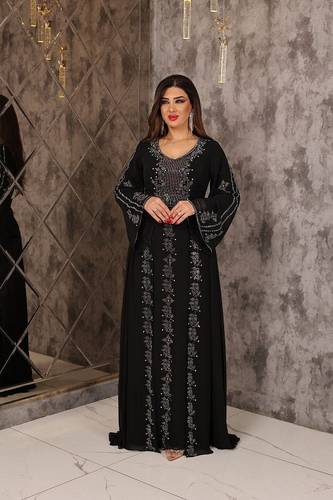 فستان اسود جورجيت مع تطريز كمبيوتر راقي