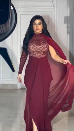 فستان برغندي جورجيت مع تطريز يدوي راقي 