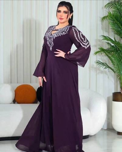 فستان بنفسجي جورجيت مع تطريز يدوي 