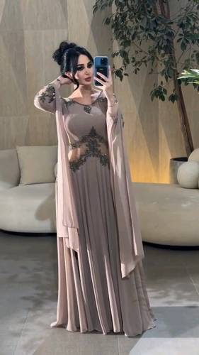 فستان جورجيت لحمي مع تطريز يدوي 