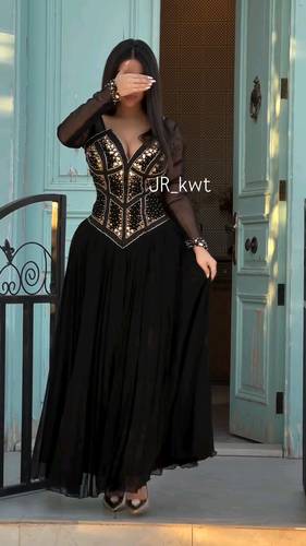 فستان اسود جورجيت مع تطريز ذهبي يدوي راقي 