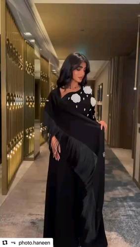 فستان اسود جورجيت مع ورود ابيض 