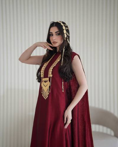 فستان باربي كمبيوتر وكلفه ذهبي