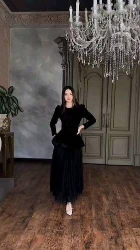 فستان اسود جوخ مع بوليسه تطريز يدوي 