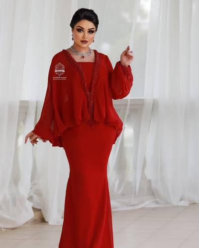 فستان احمر جورجيت مع سلاسل 