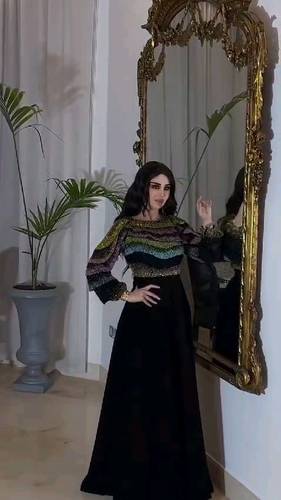 فستان جورجيت اسود مع تطريز راقي ملون 