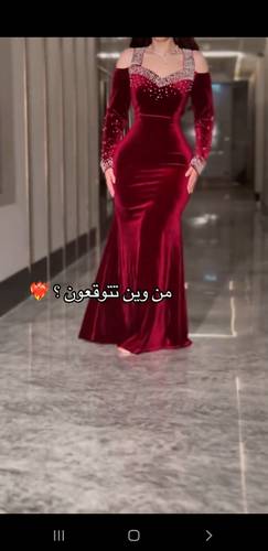 فستان مخمل مع تطريز فصوص وكرستال