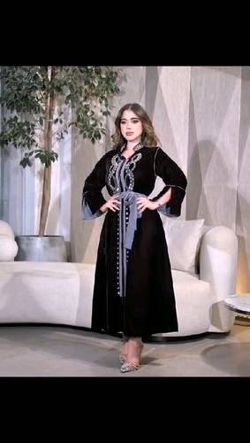 فستان اسود مخمل شتوي مع تطريز 