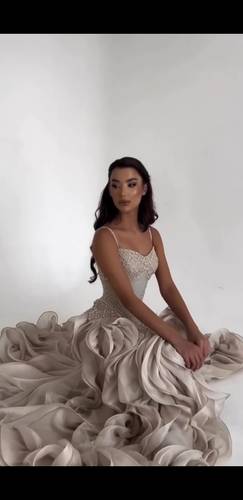 فستان سهره راقي  مع تطريز مع كسرات مكثفه