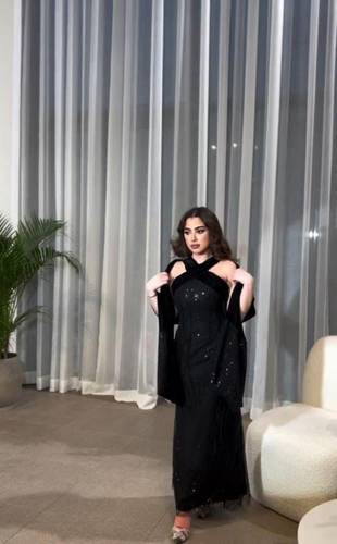 فستان اسود قطعتين شك مع جاكت مخمل
