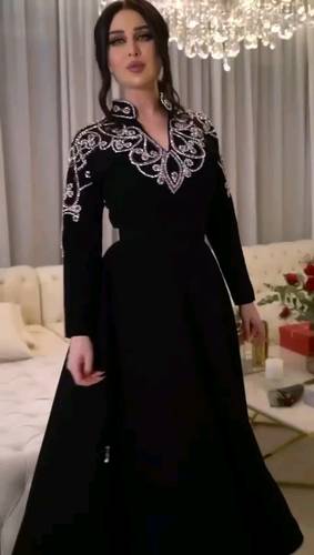 فستان اسود مخمل مع تطريز يدوي 