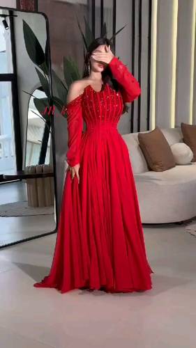 فستان احمر جورجيت مع تطريز 
