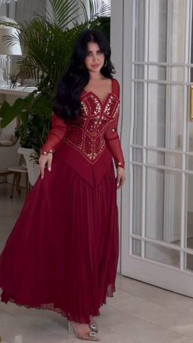فستان احمر جورجيت مع تطريز يدوي 