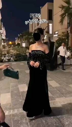فستان اسود مخمل مع تطريز يدوي 