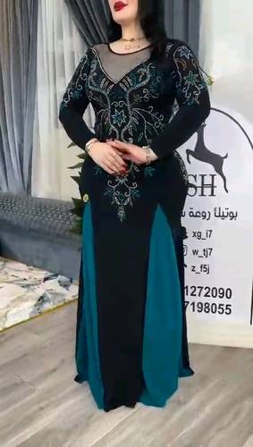 فستان اسود ليكرا مع تطريز يدوي راقي