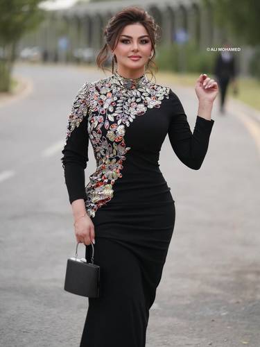 فستان اسود كريب مع تطريز
