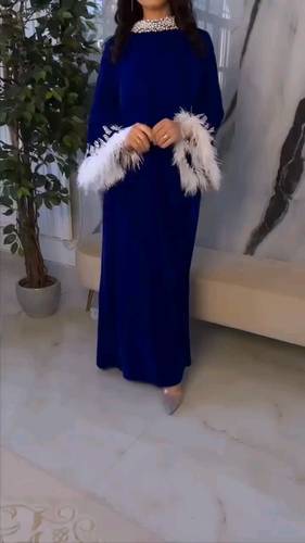 فستان نيلي مخمل كوري مع ريش ابيض 