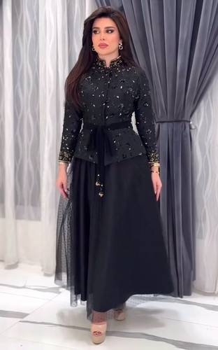 فستان اسود سهره تفته مع تل تيواني وتطريز يدوي راقي 