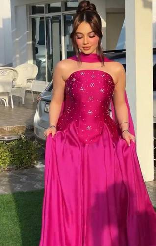 فستان فوشي ميكادو مع جورجيت وتطريز 
