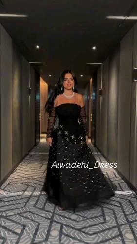 فستان اسود مع تل تطريز يدوي 