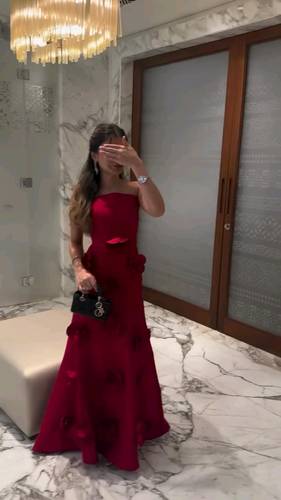 فستان باربي احمر مع ورود