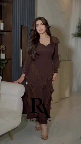 فستان موكا كريب مع جورجيت وتطريز يدوي 