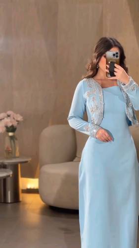 فستان سماوي على جاكت مطرز