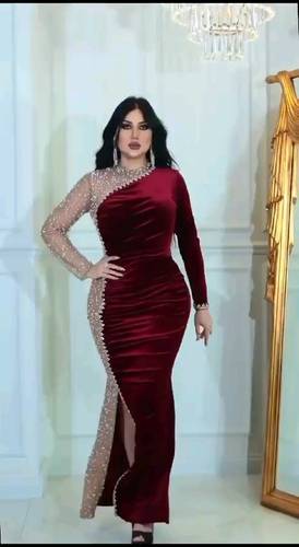 فستان مخمل عودي مع خرز 