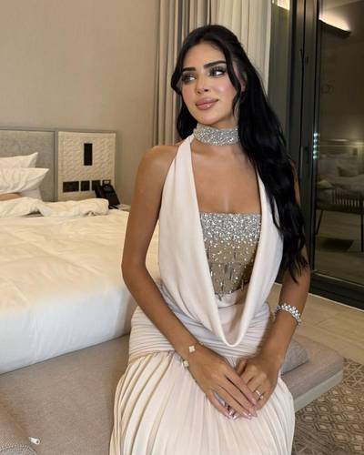 فستان بيج باربي بوليسيه وتطريز يدوي 