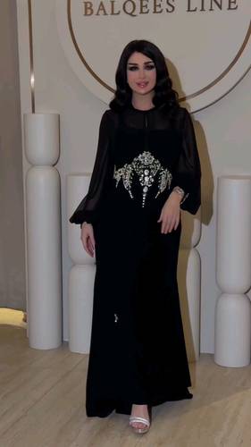 فستان اسود مخمل مع اكمام شيفون تطريز يدوي 