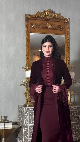 فستان برغندي باربي ودانتيل فرنسي وجاكت مخمل 