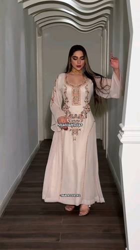 فستان جورجيت مع تطريز راقي 