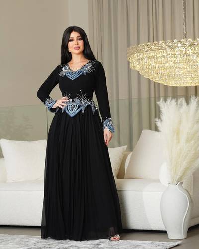 فستان اسود جورجيت مع تطريز يدوي راقي 