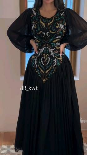 فستان اسود جورجيت مع تطريز يدوي راقي 