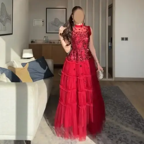 فستان احمر كلفه شك سهره مع تل تيواني 