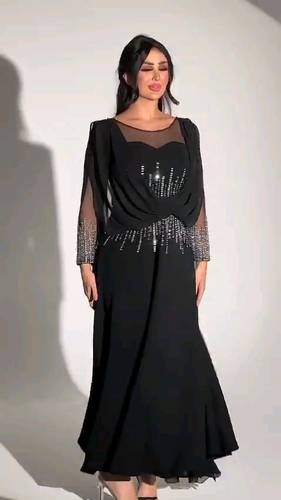 فستان اسود جورجيت مع تطريز يدوي