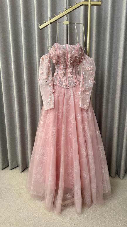 فستان سهره بتصميم ملكي أنيق وردي غباري (Dusty Pink) هادئ وفاخر.