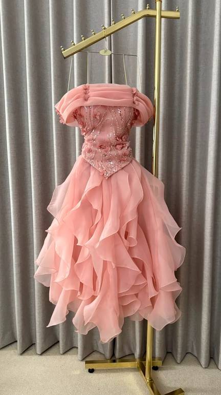 فستان بتصميم سهرة أنثوي فاخر