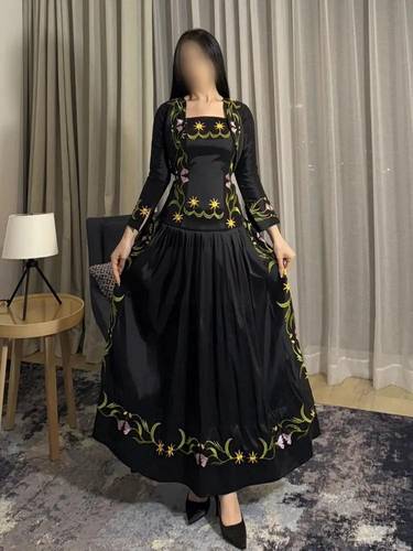 فستان اسود بنقوش انيقه