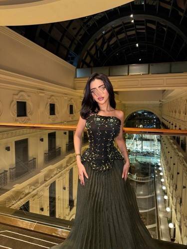 فستان زيتي يجمع بين الفخامه والرقي
